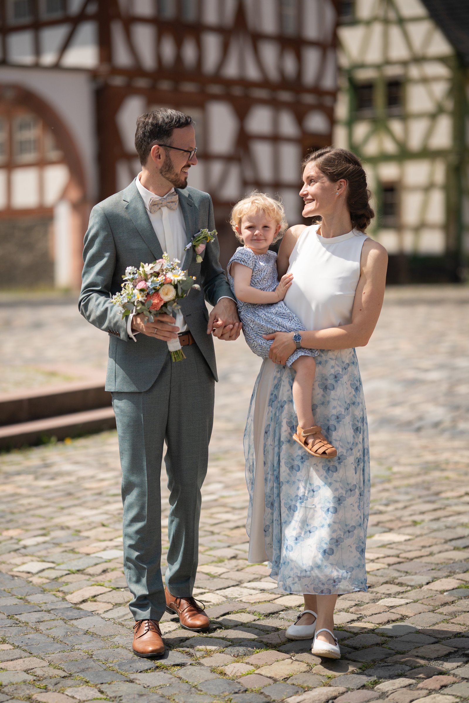 Brautpaar mit Gästen bei einer Sommerhochzeit im Hessenpark