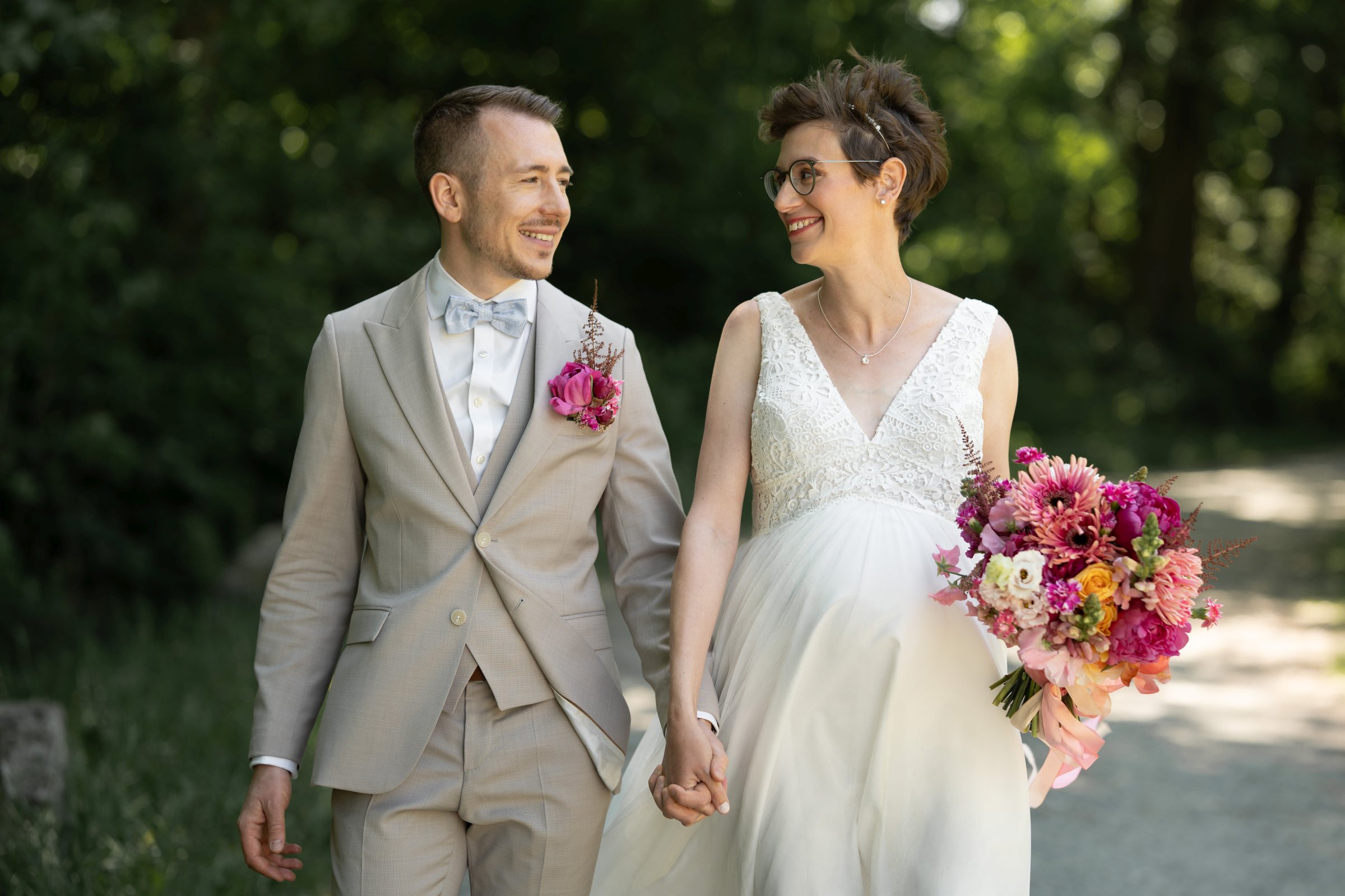 Brautpaar mit rosafarbenem Brautstrauß bei einer Sommerhochzeit im Hessenpark